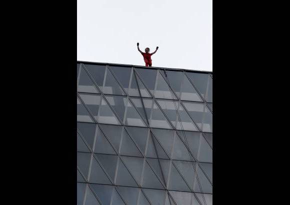 - Alain Robert, de 49 a&#241;os, ya hab&#237;a escalado otro edificio en este pa&#237;s.