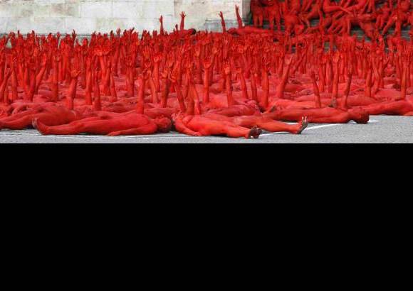 Reuters - La polic&#237;a cerr&#243; el acceso a los lugares elegidos por Tunick para sus instalaciones humanas