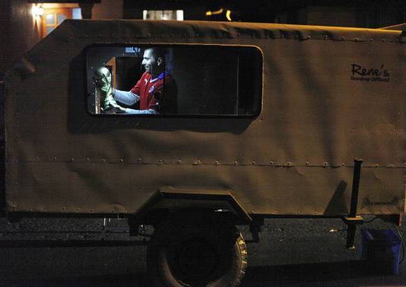 AP - Mientras las selecciones llegan a Brasil, algunos latinoamericanos viajan en la forma menos convencional para presenciar el Mundial. Unos fans chilenos construyeron un remolque de madera con materiales de desecho para viajar juntos y ahorrar dinero en hospedaje y comidas.