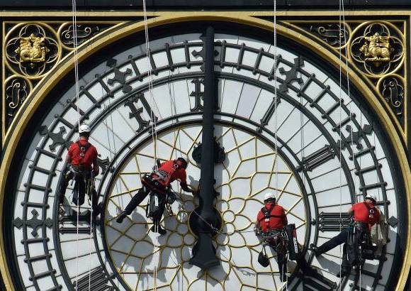 Reuters - &quot;Es un proceso complejo que requiere verdadera destreza en las alturas. Contamos con un equipo de expertos que se asegurar&#225; de que el reloj queda perfectamente limpio&quot;.