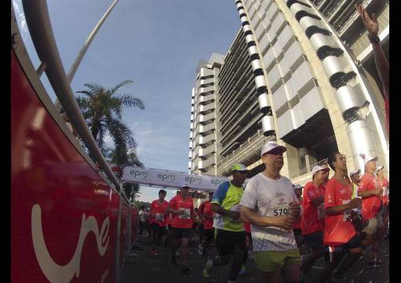 Esteban Jaramillo y Sebastián Salazar - Más de 10 mil competidores se dieron cita en esta histórica cita deportiva que se corría en las modalidades de 5, 10, 21 y 42 kilómetros.