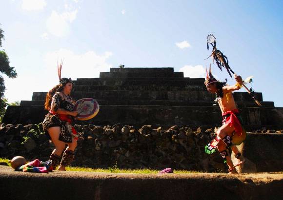 REUTERS - Los antiguos mayas pronosticaron que el 21 de diciembre de 2012 iniciar&#237;a una nueva era sobre la que auguraron &quot;un cambio de conciencia a nivel c&#243;smico&quot; y &quot;el reciclaje de la humanidad&quot;.