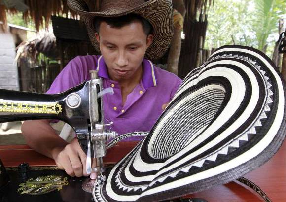 Foto Donaldo Zuluaga - Las trenzas se unen de a una en m&#225;quinas de coser de pedal.