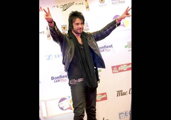 COLPRENSA - Como sucede en cualquier certamen de esta categor&#237;a, la alfombra roja fue el espacio para que desfilaran diferentes artistas colombianos, as&#237; como internacionales y la oportunidad para que los seguidores saludaran a sus favoritos. Por el tapete pasaron aclamados &#237;dolos como Beto Cuevas,...