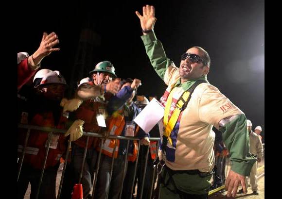 REUTERS - Mario Sepúlveda abrió un bolso al salir y entregó trozos de roca de la mina al presidente y a funcionarios.