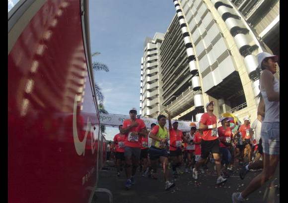 Esteban Jaramillo y Sebastián Salazar - Más de 10 mil competidores se dieron cita en esta histórica cita deportiva que se corría en las modalidades de 5, 10, 21 y 42 kilómetros.