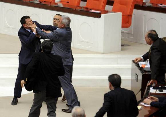 Reuters - Miembros del parlamento del partido gobernante AK y el Partido Republicano del Pueblo se enfrentaron a golpes durante un debate en Turqu&#237;a.