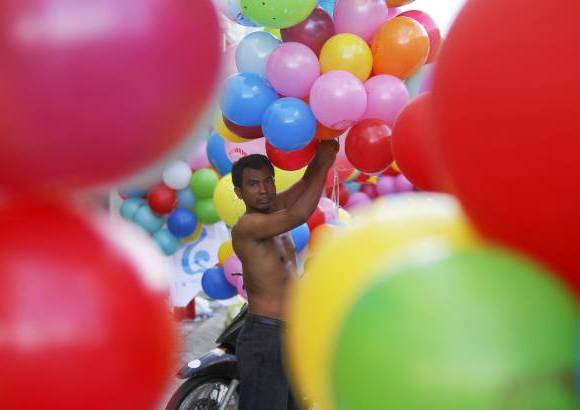 Reuters - Un hombre prepara globos para los partidarios del Partido Popular de Camboya durante un mitin electoral en el último día de campaña en el centro de Phnom Penh, Camboya.