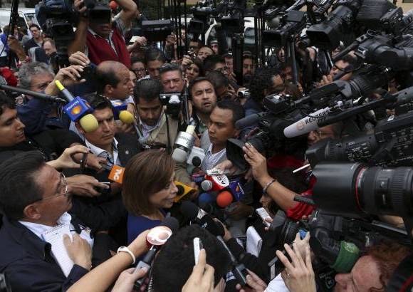 Reuters - Tras emitir su sufragio y ser asediada por la prensa dijo que se sent&#237;a &quot;serena y alegre&quot; por participar en esta jornada. Tambi&#233;n se&#241;al&#243; que la votaci&#243;n cont&#243; con las garant&#237;as de seguridad de las Fuerzas Armadas y de los cuerpos policiales.