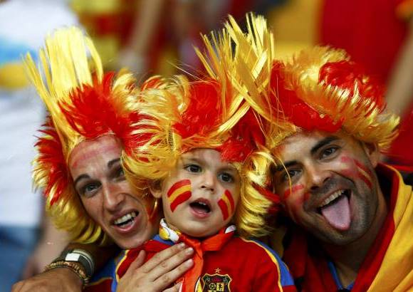 Reuters - Los hinchas ib&#233;ricos en familia para ver a la Furia Roja.