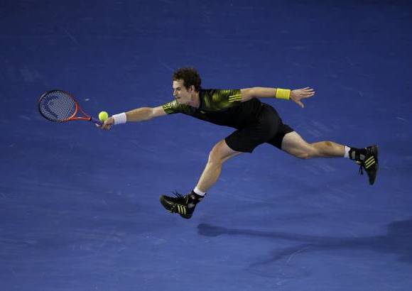 ap - Murray, que solicitó la asistencia de un entrenador para que volviera a vendarle el pie derecho con ampollas al final del segundo set, se vio visiblemente contrariado por el ruido del público durante el tercer set.