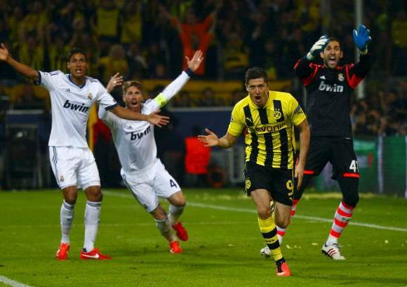 REUTERS - El Dortmund logró poner el balón cerca del área del Real Madrid en los primeros minutos de la reanudación y en el minuto 50 Lewandowski volvió a adelantar a su equipo.