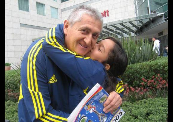 Wilson D&#237;az S&#225;nchez - El t&#233;cnico Eduardo Lara con su hija en el lugar de concentraci&#243;n de la selecci&#243;n Colombia en Bogot&#225;, horas antes al juego.