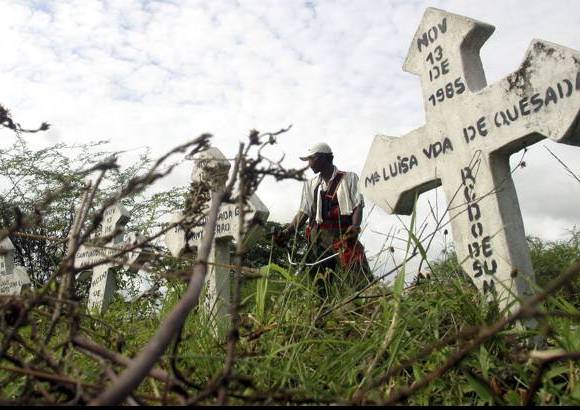 FOTO MANUEL SALDARRIAGA - Con el pasar de los a&#241;os, los sobrevivientes visitan el lugar en el que vivieron con sus familias para quitar la maleza y embellecerlo. Im&#225;genes de los 20 a&#241;os de la tragedia.