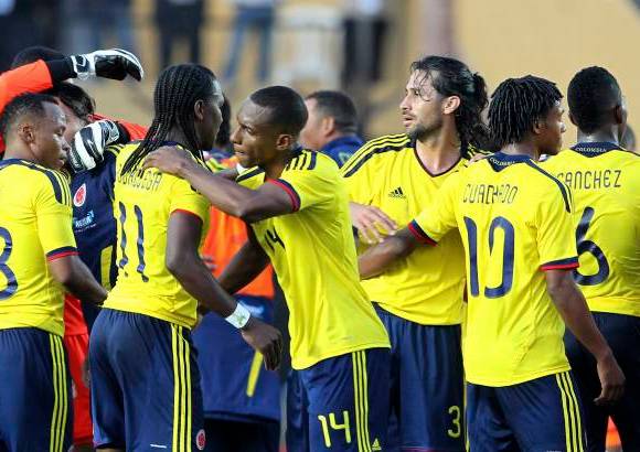 Reuters - Los últimos minutos fueron un trámite. La afición colombiana celebró la clasificación de su equipo, el primero en conseguirlo en el campeonato.
