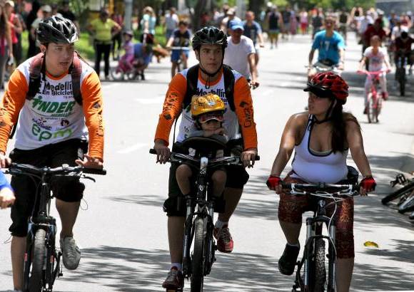 Juan Antonio Sánchez - Este domingo se realizó el Ciclopaseo por las calles de Medellín con motivo del Día de la Bicicleta. Pequeños y grandes disfrutaron del recorrido que reunió a la familia y los amigos. Todos compartieron el lema del evento: En bici somos más felices.