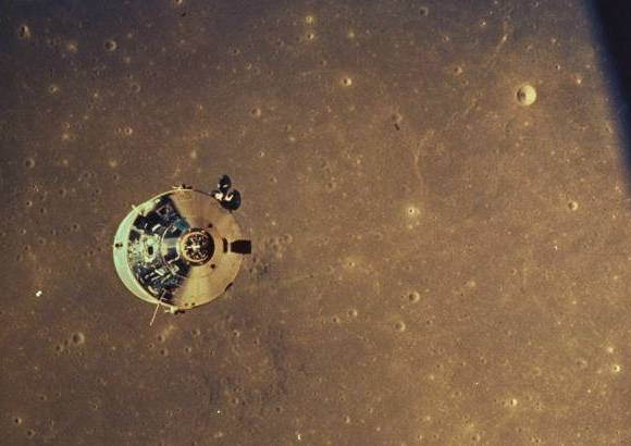 AP - NASA - 20 de julio de 1969. Una vista del módulo de comando de Apolo con el astronauta Michael Collins a bordo, como se ve desde el módulo lunar. Los astronautas Neil Armstrong y Edwin Aldrin se preparaban para ir a la superficie lunar.