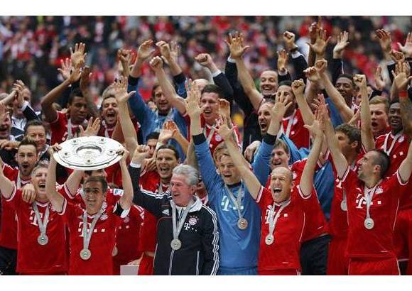 Reuters - Seis jornadas antes de que terminara la Bundesliga el Bayern si hizo inalcanzable para sus rivales y alzó el título de Alemania.