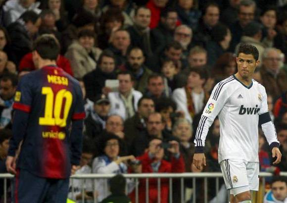 AP - A falta de goles de Cristiano Ronaldo y Leo Messi, el Barcelona pudo sentenciar tras el tanto de Cesc Fábregas y el Madrid por intermedio de su figura Raphael Varane.