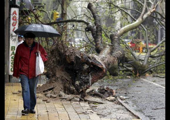 Reuters - La Direcci&#243;n Nacional de Meteorolog&#237;a de Uruguay emiti&#243; este mi&#233;rcoles una alerta roja de &quot;riesgo extremo&quot; y las autoridades del Gobierno recomendaron a la poblaci&#243;n no salir de sus casas en medio de un temporal de lluvia y fuertes vientos que pueden llegar a los 150 kil&#243;metros por hora.