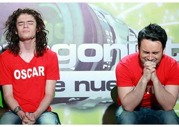 Cortes&#237;a Canal RCN - Una escena de amor de la serie &#191;D&#243;nde est&#225; Elisa?, que &#211;scar present&#243; junto a Andrea J&#225;uregui, lo dej&#243; amenazado por talento. Del cara a cara, Mateo Ram&#237;rez, participante nacido en Pamplona, Norte de Santander, amenazado por convivencia y haciendo fuerza porque el p&#250;blico le permitiera seguir en el programa.