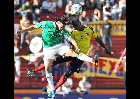 Reuters - Sin ideas en ambos bandos y con Bolivia ligeramente mejor plantado en el césped, Colombia organizó sus líneas y llegaron los goles.