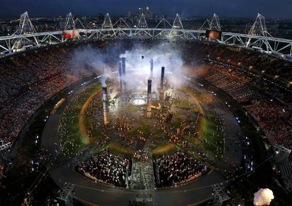 Reuters - El brit&#225;nico Sebastian Coe, presidente del Comit&#233; Organizador de los Juegos de Londres, dijo que la ceremonia de inauguraci&#243;n fue una bienvenida &quot;muy brit&#225;nica&quot; a los atletas de todo el mundo.