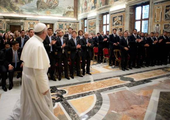 - El Papa Francisco, primer Pontífice latinoamericano de la historia, recibió este martes en audiencia privada en el Vaticano a las selecciones de fútbol de Italia y Argentina, que este miércoles disputarán un partido amistoso en Roma.