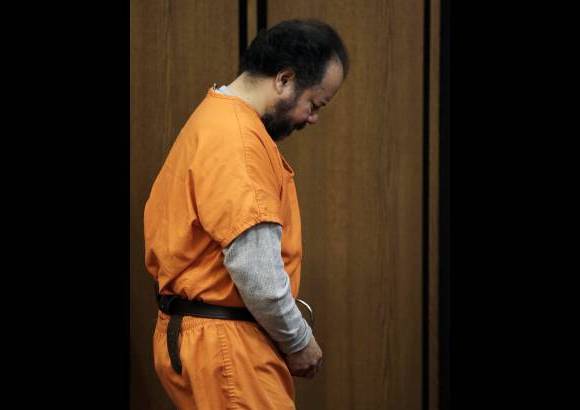 AP - Ariel Castro entra en la sala del tribunal en Cleveland. El acusado del secuestro de tres mujeres durante más de una década aceptó la condena a cadena perpetua, sin opción a libertad condicional,para evitar así enfrentarse a la pena de muerte.