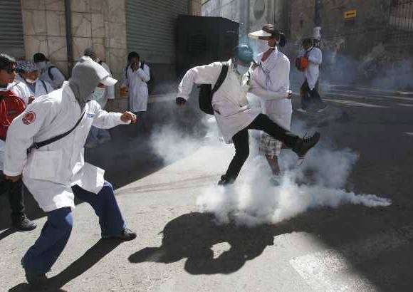 AP - Violentos disturbios se vivieron este mi&#233;rcoles en Bolivia, en la primera jornada de una huelga general de 72 horas.