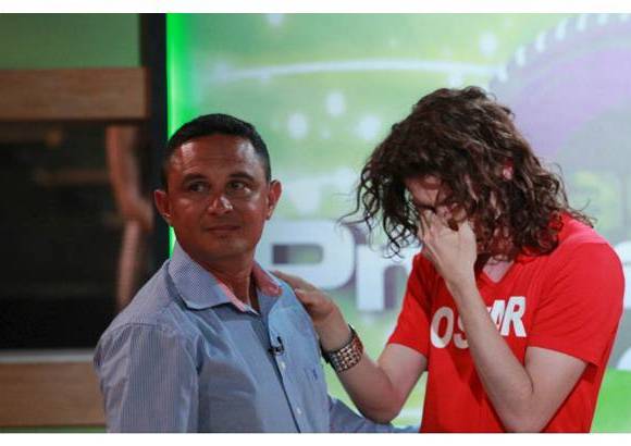 Cortes&#237;a Canal RCN - Antes de conocerse el resultado de las votaciones, &#211;scar recibi&#243; la visita de su padre biol&#243;gico, una emotiva sorpresa para el joven de Chin&#250;.