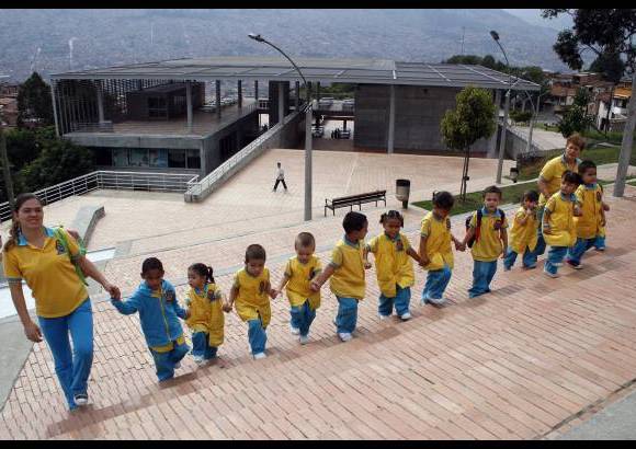 FOTO EL COLOMBIANO - Espacios dise&#241;ados para contribuir a la transformaci&#243;n de la ciudad desde los &#225;mbitos educativo, cultural y social. En los parques biblioteca convergen distintas instituciones en un mismo espacio para generar tejido social y plantear un nuevo estilo de convivencia.