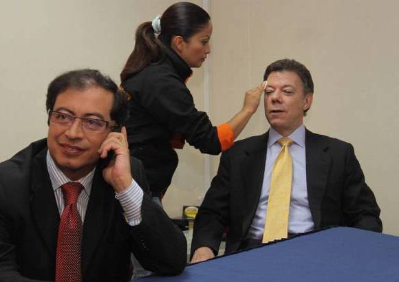 Hernán Vanegas - Mientras Juan Manuel Santos era preparado para las luces de la televisión, Gustavo Petro seguía en su charla telefónica.