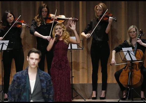 Reuters - El desfile, envuelto en glamour y sofisticaci&#243;n y caracterizado por la juventud de los modelos, estuvo ambientado por la m&#250;sica en directo de Ed Harcourt, Rhodes y Paloma Faith, en la imagen.