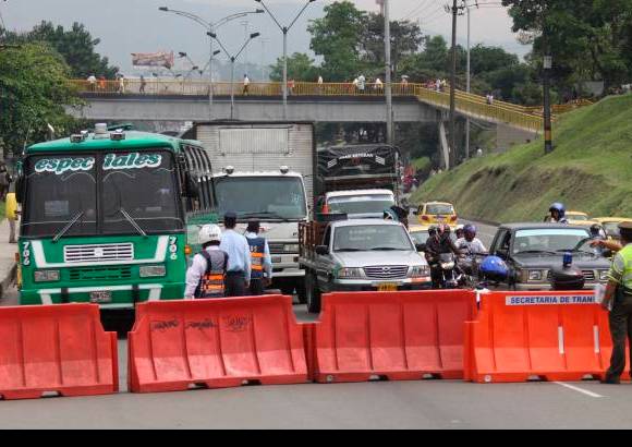 Hern&#225;n Vanegas - La congesti&#243;n vehicular fue monumental. En sentido norte-sur la v&#237;a se cerr&#243; a la altura de la calle 104(Zen&#250;). En el sentido contrario se hizo desde la Terminal del Norte. Se recomienda utilizar como v&#237;as alternas la carrera 65 y 67, y la avenida Regional.