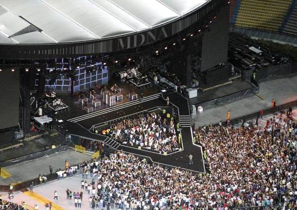 Robinson S&#225;enz - Sobrevuele junto con EL COLOMBIANO el concierto de Madonna. Las grader&#237;as se comienzan a llenar cada vez m&#225;s y a nadie le importa la lluvia, ni la espera, todos quieren ver a su artista.