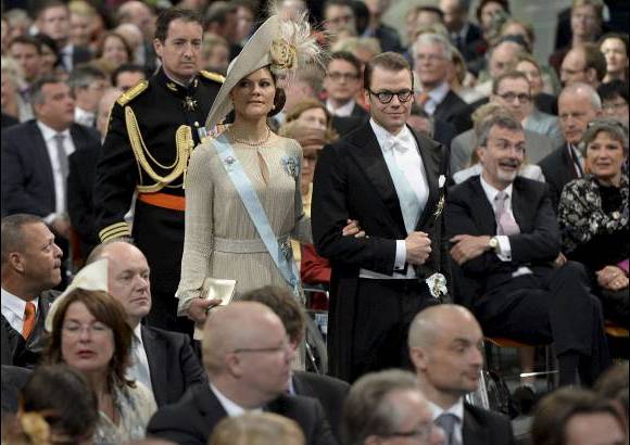 Reuters - La princesa Victoria de Suecia y su esposo, el príncipe Daniel llegan a la Iglesia.