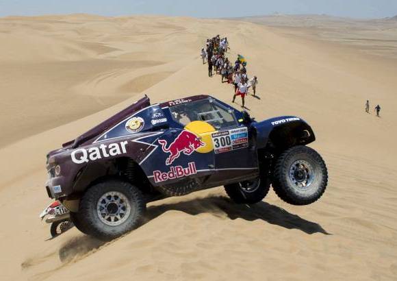 AP - El catar&#237; Nasser Al-Attiyah (Buggy) tambi&#233;n tuvo dificultades con la navegaci&#243;n pero no sufri&#243; tanto como Sainz. Finaliz&#243; sexto a m&#225;s de once minutos del ganador.