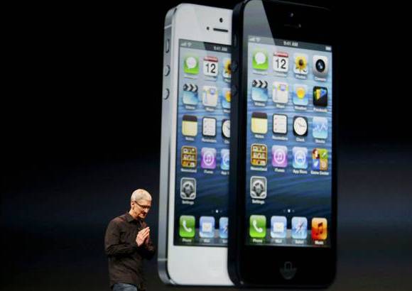 Reuters - El presidente ejecutivo de Apple, Tim Cook, present&#243; su smartphone hecho completamente de vidrio y aluminio, y mostr&#243; la pantalla retina de cuatro pulgadas.