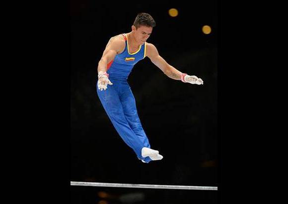 Cortes&#237;a FIG - El colombiano Jossimar Calvo ya est&#225; en dos finales: all around y barra fija.