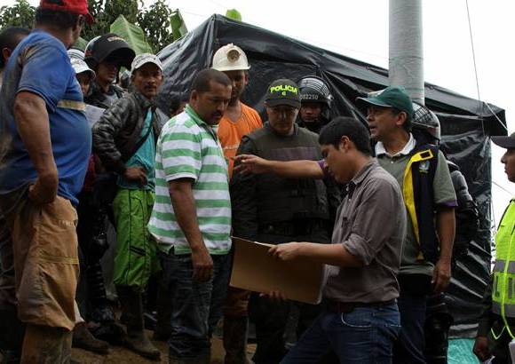 Foto cortes&#237;a Polic&#237;a Antioquia - Este mi&#233;rcoles las autoridades entraron al sector San Antonio para continuar la orientaci&#243;n social y el apoyo a los ciudadanos que piden transporte y alimentaci&#243;n.