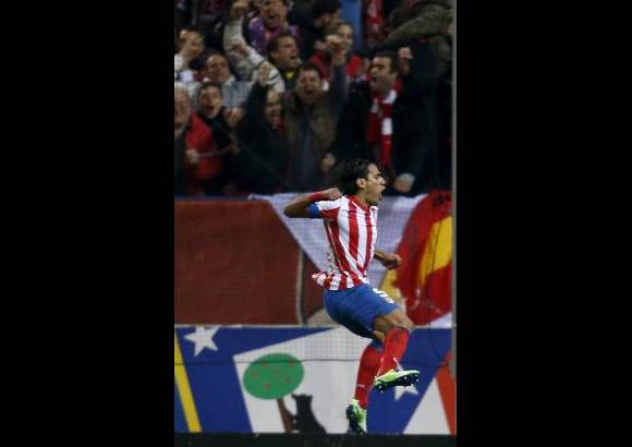 Foto Reuters - Falcao marc&#243; el gol 50 en la victoria ante el Sevilla 3-0.