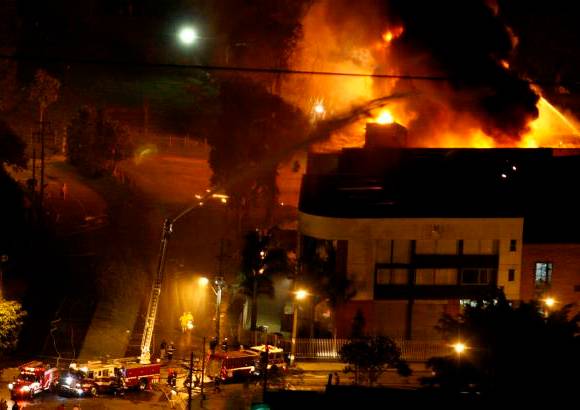 Juan Fernando Cano - Toda la noche los bomberos lucharon contra las llamas.