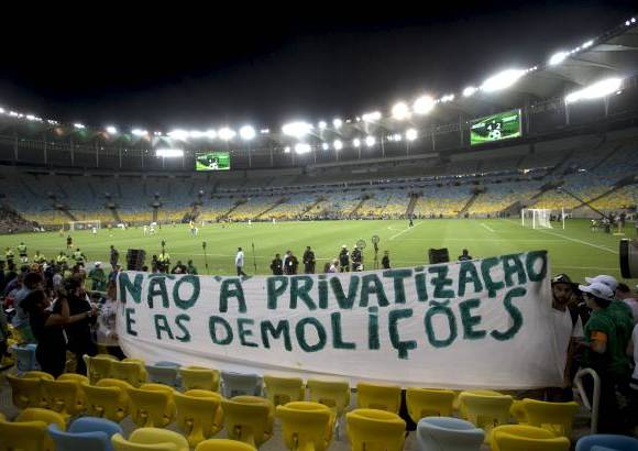 AP - Los aficionados cariocas al f&#250;tbol y al deporte andan inconformes con las demoliciones innecesarias que se hicieron en el Maracan&#225;.