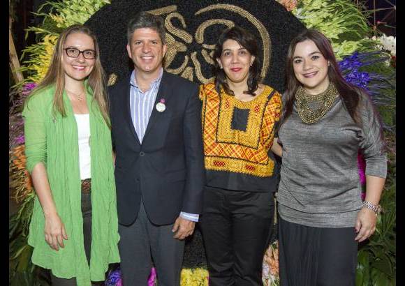 Edwin Bustamante - M&#250;ltiples especies de plantas fueron el deleite de los asistentes al coctel de apertura de Orqu&#237;deas, p&#225;jaros y flores el pasado martes en el Jard&#237;n Bot&#225;nico. En la imagen Shierley Zuluaga, Luis Felipe Hoyos, Mar&#237;a del Rosario Escobar y Alba Isabel Mesa.