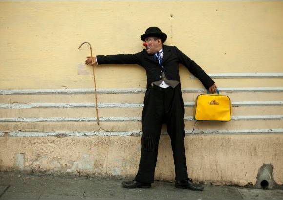 AP - Uriel Cifuentes posa vestido como Charlie Chaplin, mientras marcha en el desfile de payasos.
