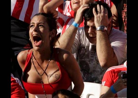 Reuters - La modelo Larissa Riquelme, que ha animado todos los partidos de la Albirroja subida a una tarima y hab&#237;a prometido desnudarse si los de Gerardo Martino apeaban a los de Vicente del Bosque.