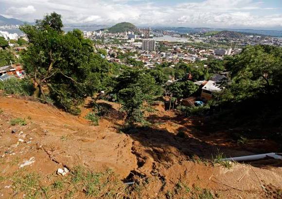 AP - El volumen de agua r&#233;cord inund&#243; el martes las principales v&#237;as de la ciudad y paraliz&#243; por completo R&#237;o de Janeiro, con calles cerradas, numerosos barrios bloqueados y sin servicio de energ&#237;a el&#233;ctrica y locales comerciales y oficinas sin servicio.