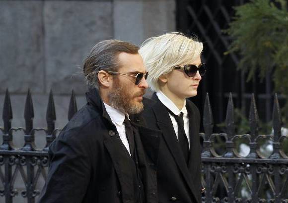 AP - El velorio y el funeral fueron privados, solo asistieron la familia y los amigos. A la ceremonia lleg&#243; el actor Joaquin Phoenix.