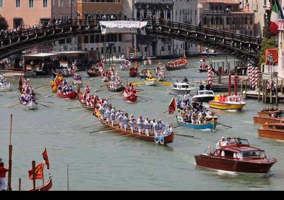 Reuters - Fue un breve trayecto que lo llev&#243; desde el muelle de la Plaza de San Marcos hasta la Bas&#237;lica de Santa Mar&#237;a de la Salud, en uno de los &#250;ltimos actos de su visita a la Ciudad de los Canales.